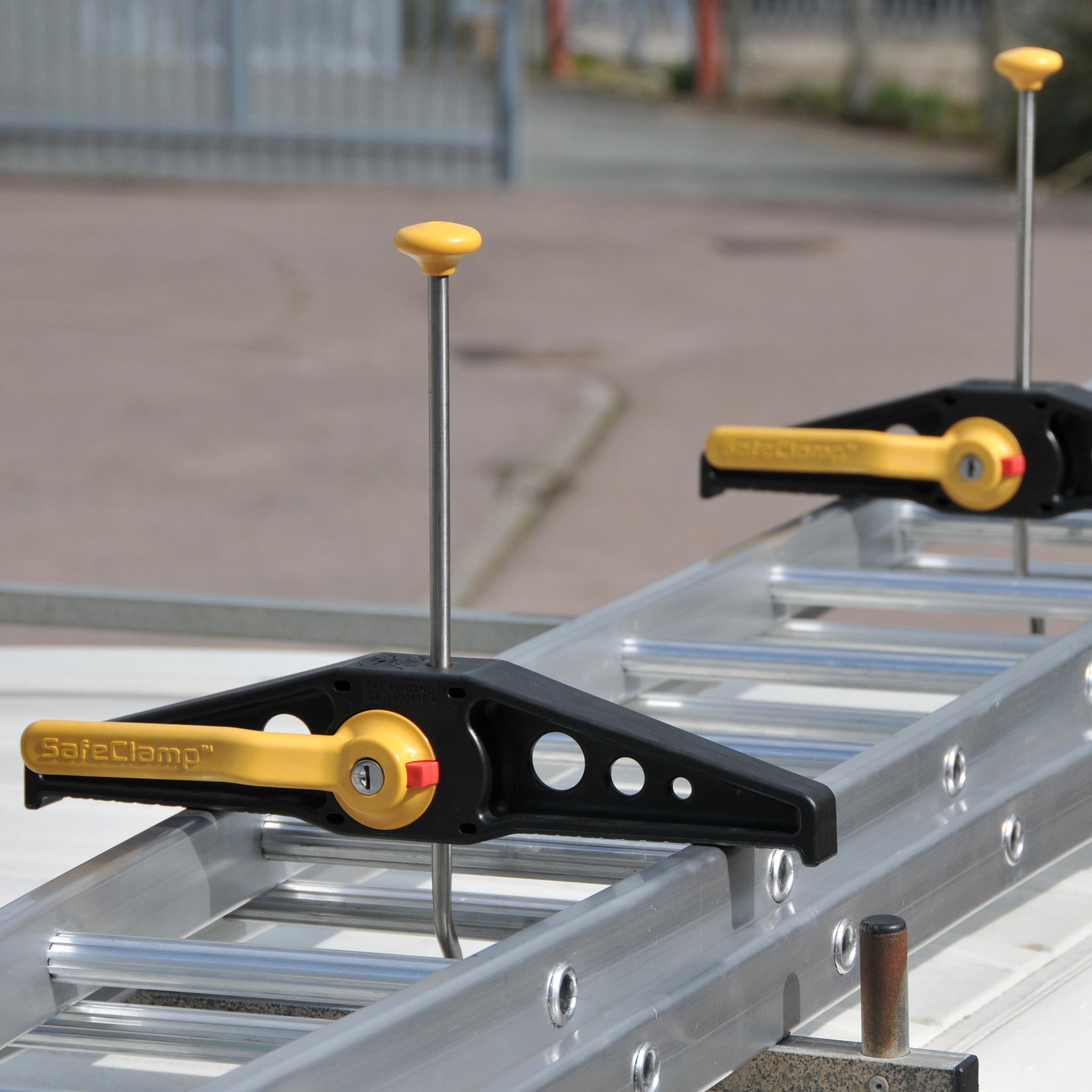SafeClamp Ladder Clamps: Quick & Secure